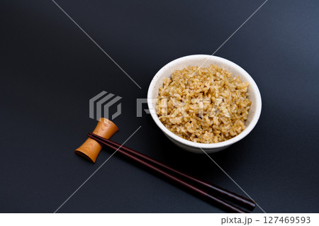 黒背景の茶碗によそう玄米ご飯 黒背景の茶碗によそう玄米ご飯 127469593