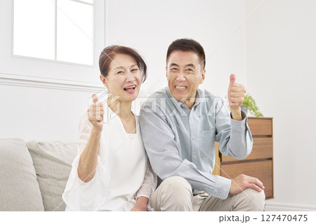 シニアの夫婦　グッドサイン　リビング 127470475