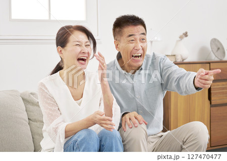 テレビを見るシニアの夫婦　リビング 127470477