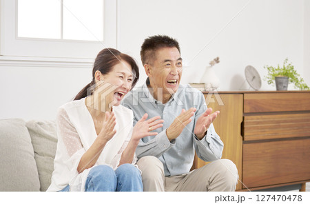 テレビを見るシニアの夫婦 リビング テレビを見るシニアの夫婦 リビング 127470478