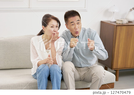 テレビを見るシニアの夫婦 リビング テレビを見るシニアの夫婦 リビング 127470479