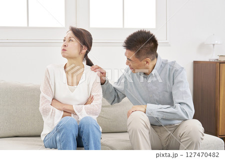 夫婦 喧嘩するシニア夫婦 リビング 夫婦 喧嘩するシニア夫婦 リビング 127470482