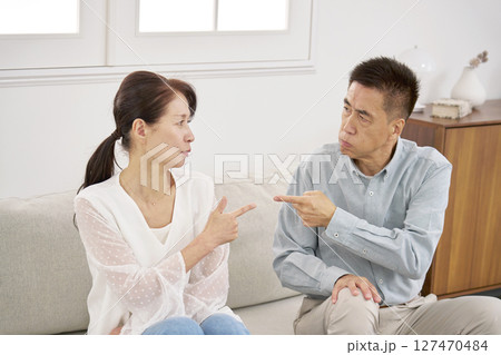 夫婦 喧嘩するシニア夫婦 リビング 夫婦 喧嘩するシニア夫婦 リビング 127470484