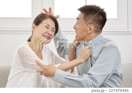 夫婦　喧嘩するシニア夫婦　リビング 127470485