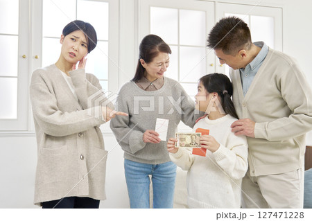 孫にお年玉にあげる祖母と祖父 127471228