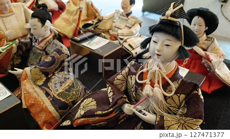 飾られた雛人形 127471377
