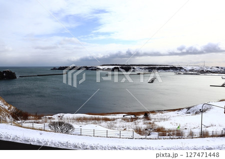 落石岬の丘陵から眺めた冬の落石漁港(北海道根室市花咲線沿線) 落石岬の丘陵から眺めた冬の落石漁港(北海道根室市花咲線沿線) 127471448
