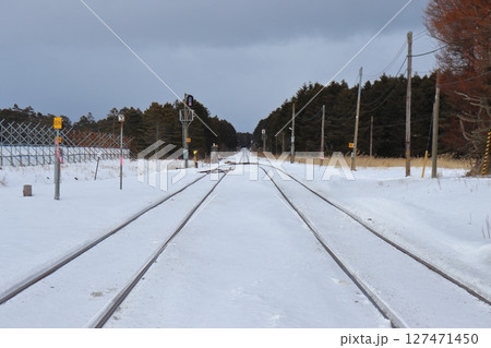 雪が積もる花咲線 落石駅から見た根室方面の線路（北海道根室市） 127471450