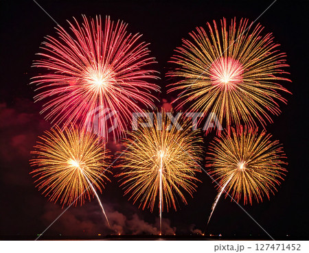 打上花火が上がる夏の夜 127471452