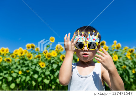 ひまわり畑で遊ぶ男の子 ひまわり畑で遊ぶ男の子 127471547