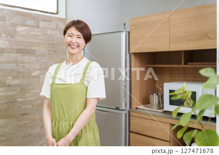 キッチンにいる笑顔の女性 キッチンにいる笑顔の女性 127471678