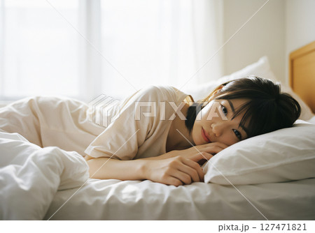 ベッドで眠る女性 127471821