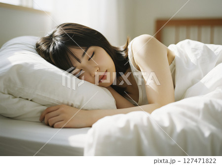 ベッドで眠る女性 127471822