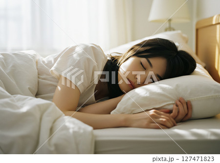 ベッドで眠る女性 127471823