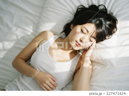 ベッドで眠る女性 127471824