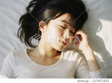 ベッドで眠る女性 127471825