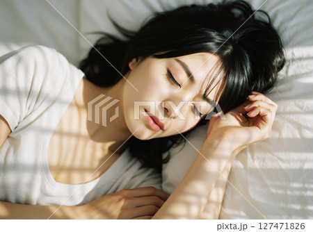 ベッドで眠る女性 127471826