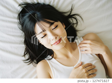 ベッドで眠る女性 127471827