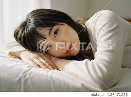 ベッドで眠る女性 127471828