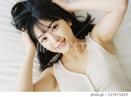 ベッドで眠る女性 127471829