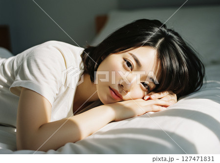 ベッドで眠る女性 127471831