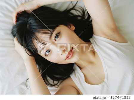 ベッドで眠る女性 127471832