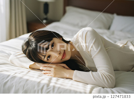 ベッドで眠る女性 127471833