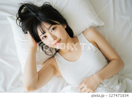 ベッドで眠る女性 127471834