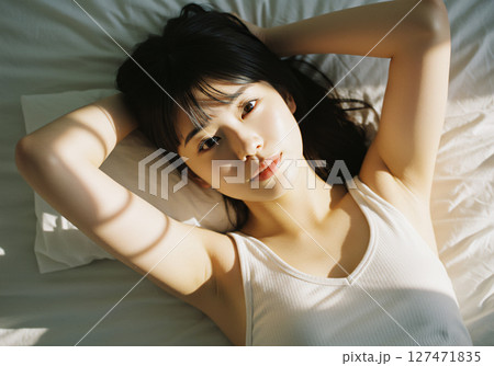 ベッドで眠る女性 127471835