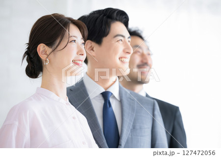 未来や目標を見つめるビジネスシーンの横顔の男女3人のクローズアップ 転職や希望のイメージ 未来や目標を見つめるビジネスシーンの横顔の男女3人のクローズアップ 転職や希望のイメージ 127472056