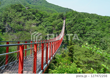 【韓国/坡州市】ソウル近郊 カマク山の赤い吊り橋 127472208
