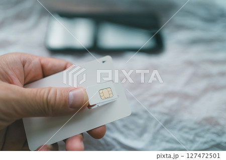 SIMカードを台紙から切り離す SIMカードを台紙から切り離す 127472501
