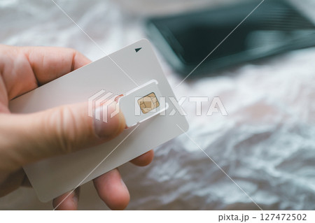 SIMカードを台紙から切り離す 127472502