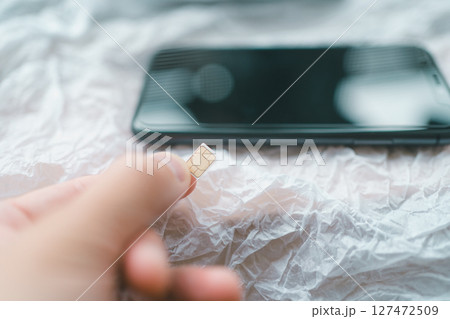 nanoSIMカードをスマホにセット nanoSIMカードをスマホにセット 127472509