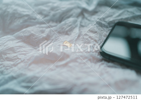 nanoSIMカードとスマホ 127472511