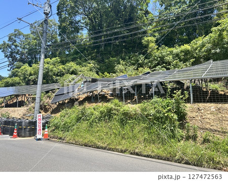 大雨の被害で崩落している太陽光発電のパネル 127472563
