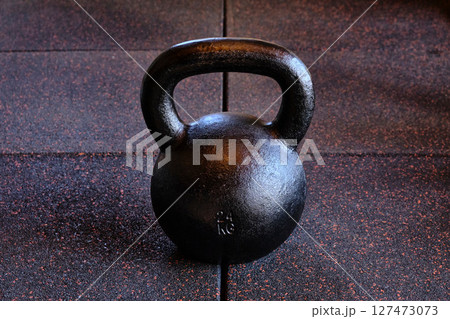ジムマットの上のケトルベル ジムマットの上のケトルベル 127473073