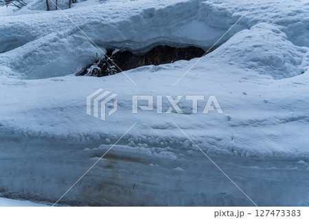 250317秋山郷の雪景色 127473383