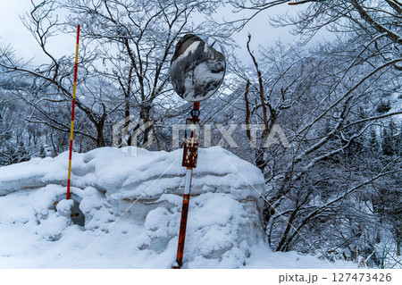 250317秋山郷の雪景色 127473426
