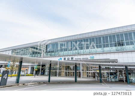 富山県富山市　晴天のJR富山駅北口 127473813
