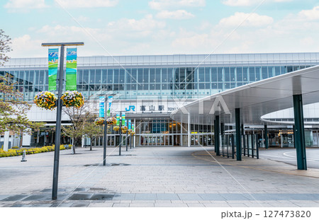 富山県富山市　晴天のJR富山駅北口 127473820