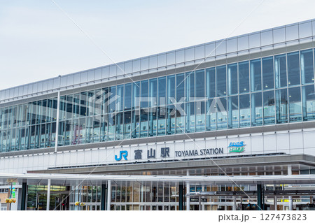 富山県富山市 晴天のJR富山駅北口 富山県富山市 晴天のJR富山駅北口 127473823