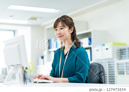 オフィスで働くビジネスウーマン 127473834