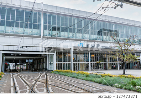 富山県富山市　晴天のJR富山駅北口と富山ライトレール富山駅電停 127473871