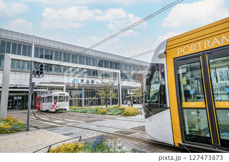 富山県富山市 JR富山駅に乗り入れる富山ライトレールの車両 富山県富山市 JR富山駅に乗り入れる富山ライトレールの車両 127473873