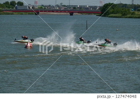 水上を滑走 127474048