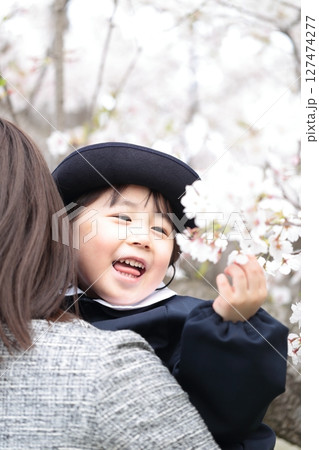 桜と入園式を迎えた3歳の女の子と母親 桜と入園式を迎えた3歳の女の子と母親 127474277