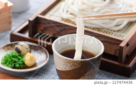 冷やしうどん （ ざるうどん ） 127474436