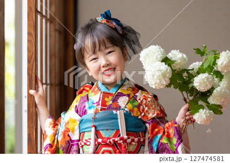 七五三7歳の着物のかわいい女の子 七五三7歳の着物のかわいい女の子 127474581