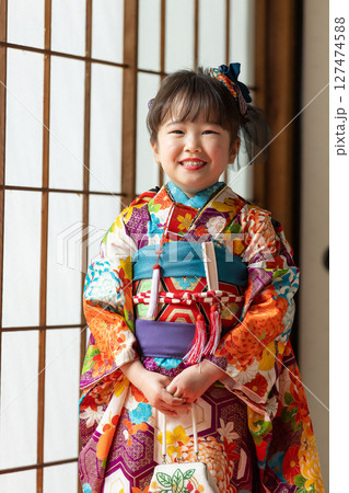七五三7歳の着物のかわいい女の子 127474588